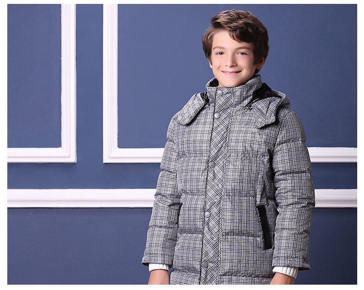 男童灰色织格童带帽长款羽绒服