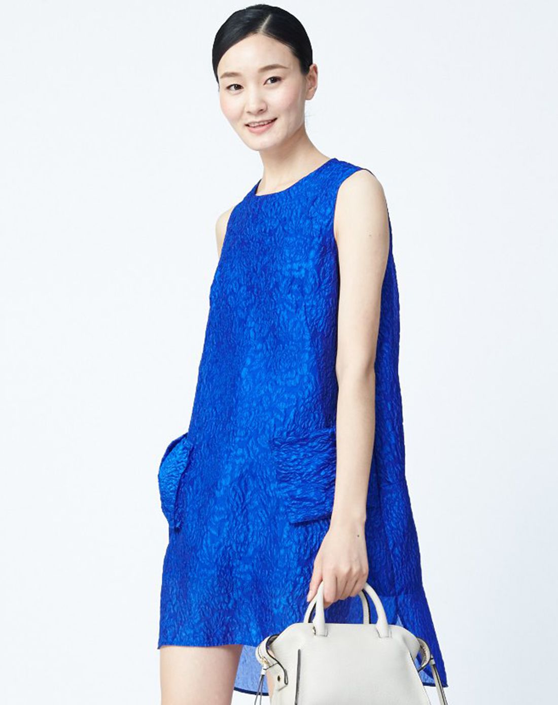 蓝色气质圆领肌理纹路连衣裙