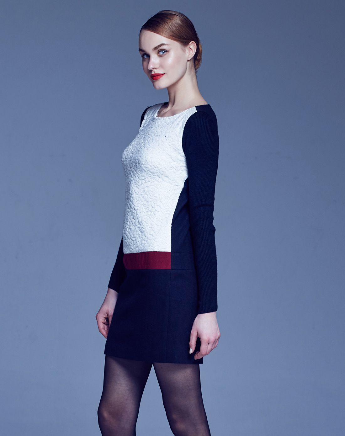 黑色拼白色绒面蕾丝一字领直身裙