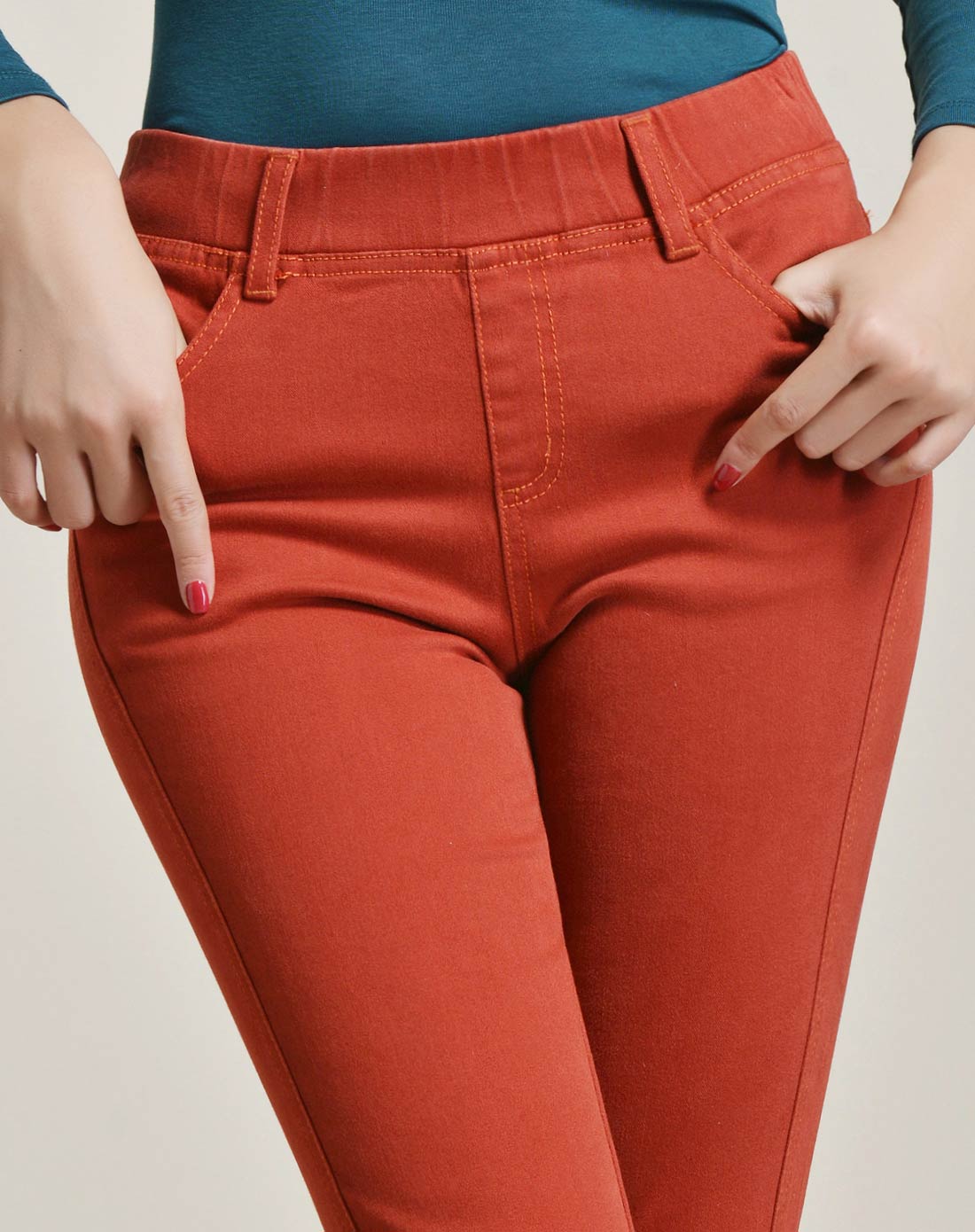 红色修身打底裤