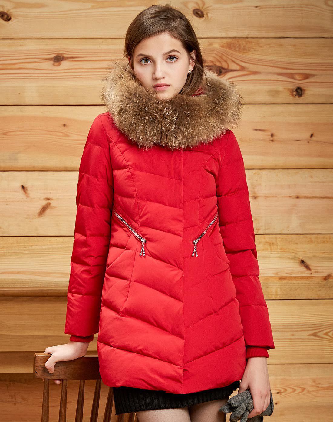 殷红色宽松时尚羽绒服