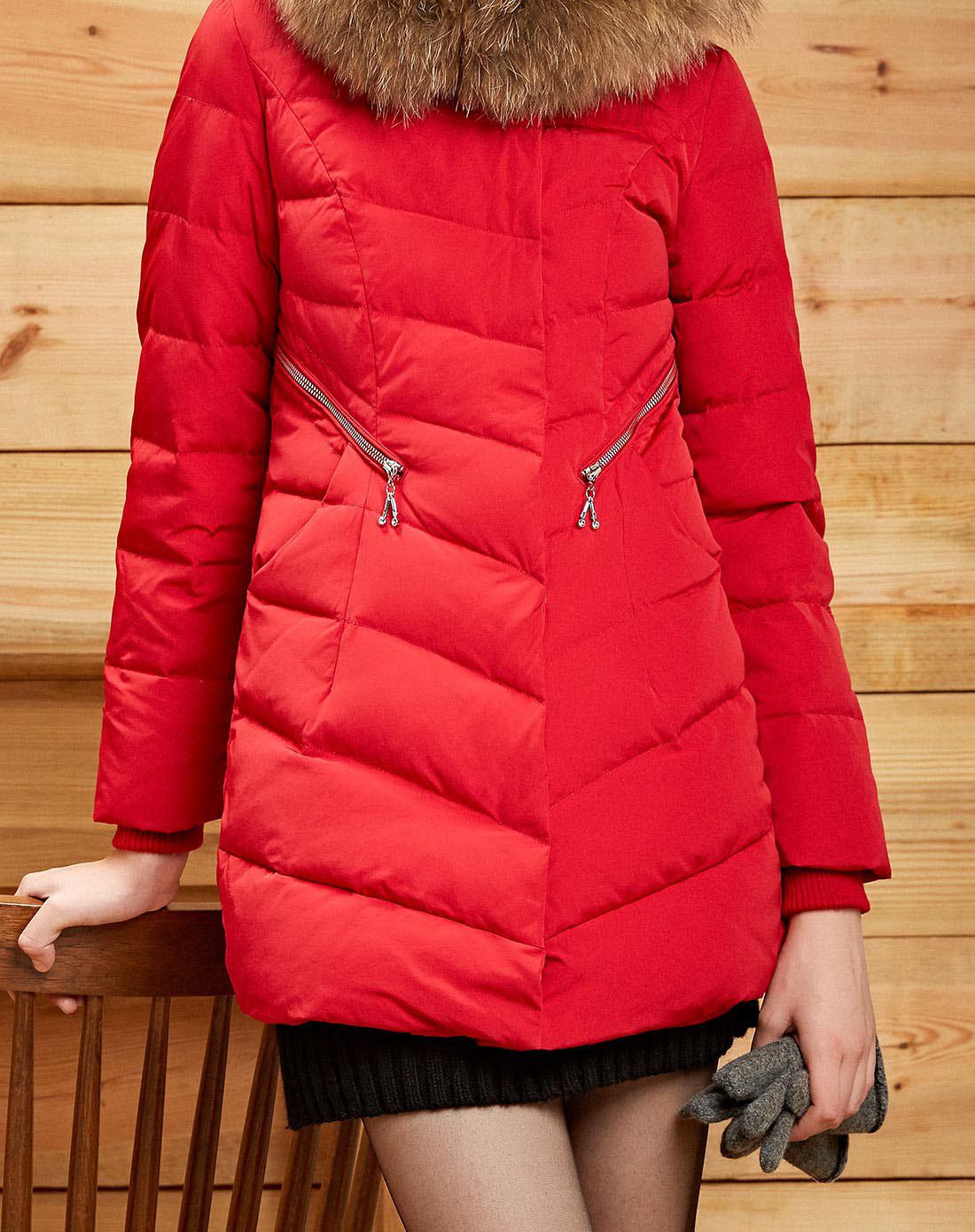 殷红色宽松时尚羽绒服