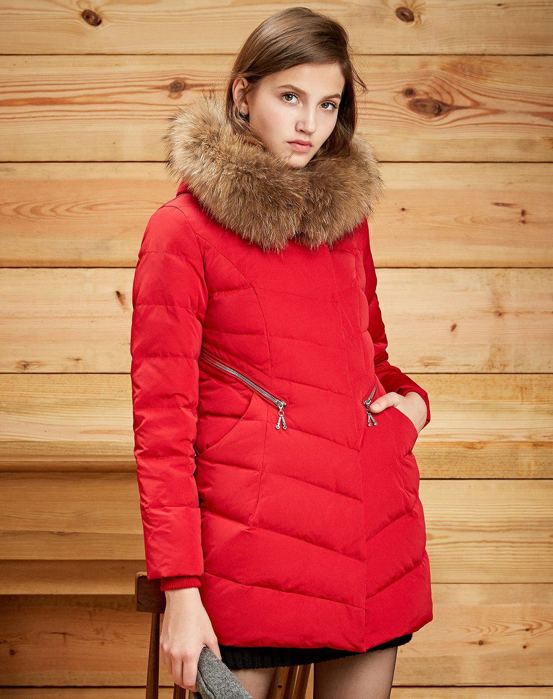 殷红色宽松时尚羽绒服