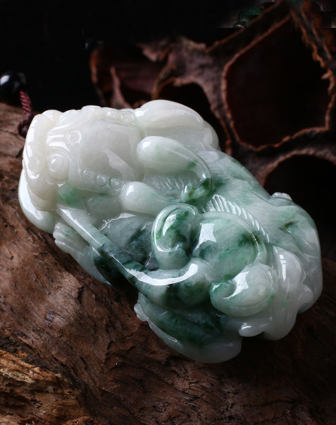 飘绿八面玲珑貔貅翡翠吊坠(附证书)