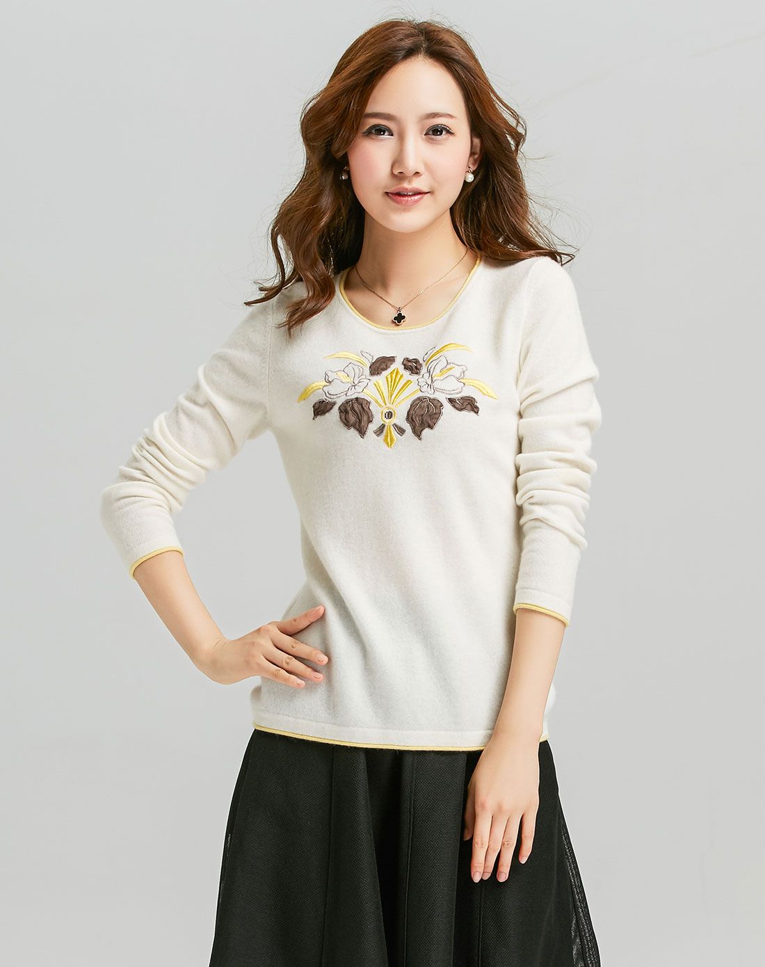 女士圆领手工绣花图案修身羊绒衫