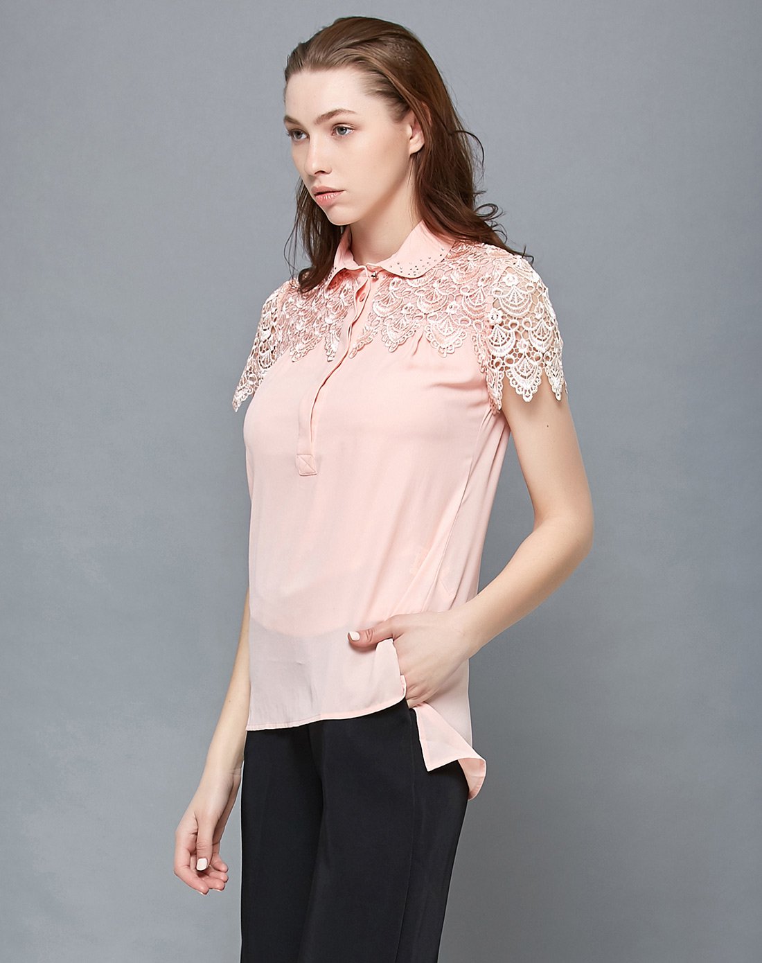 粉红色蕾丝拼接飞袖上衣