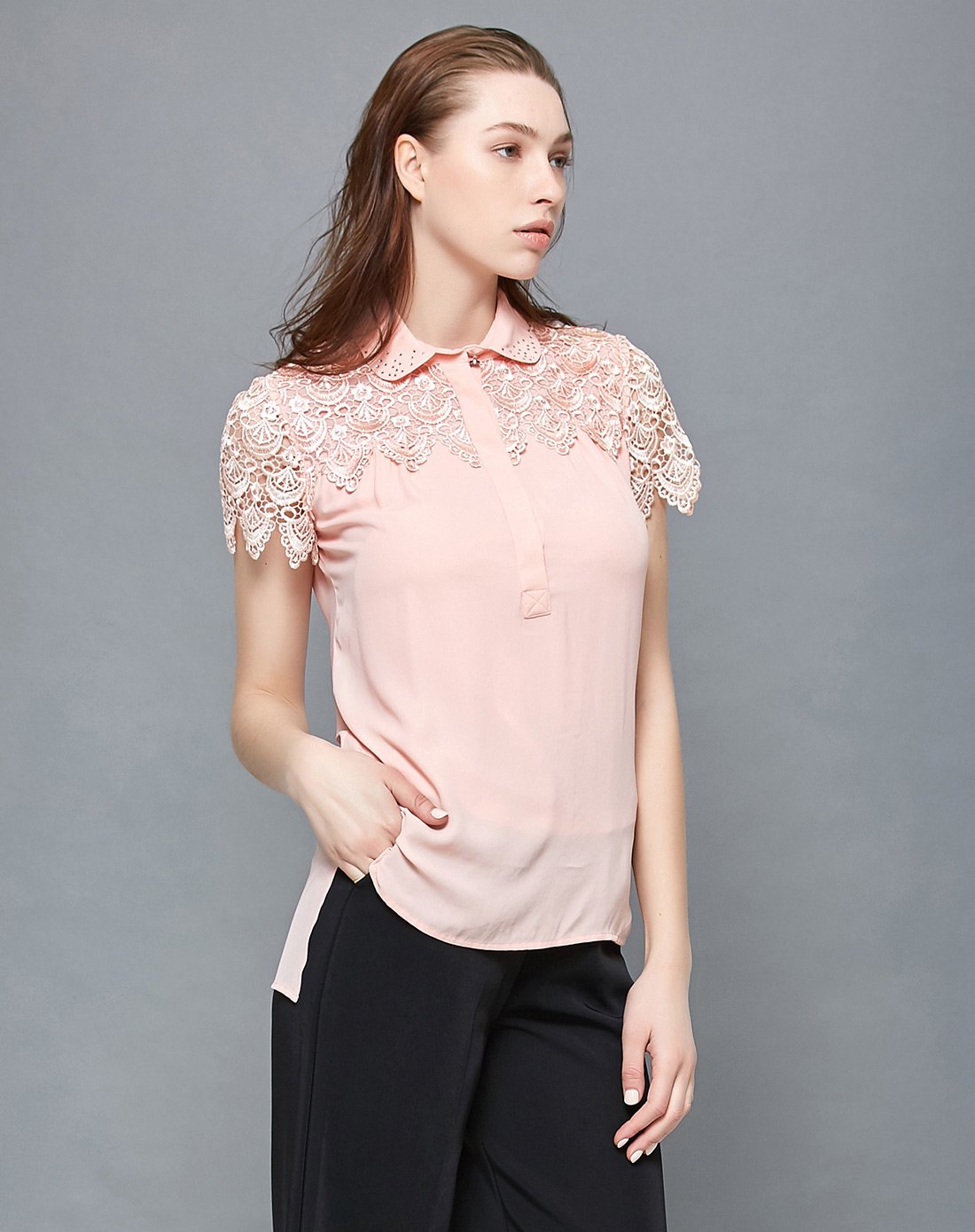 粉红色蕾丝拼接飞袖上衣