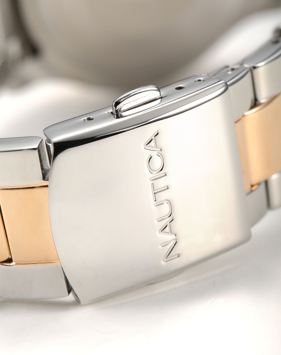 诺帝卡nautica女款银/玫瑰金色钢带云母表盘石英手表nad19544l