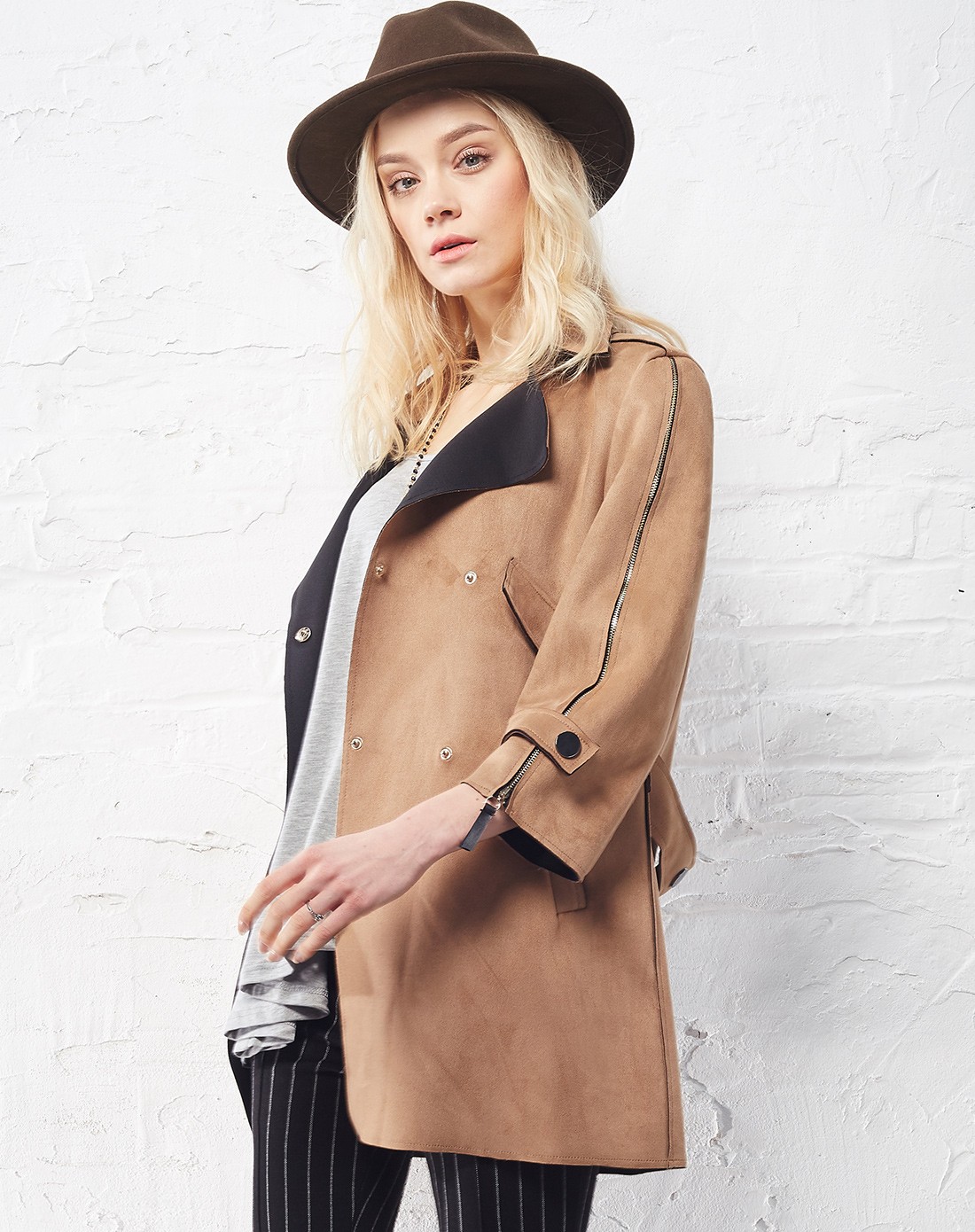 浅卡其色仿麂皮绒复合长外套