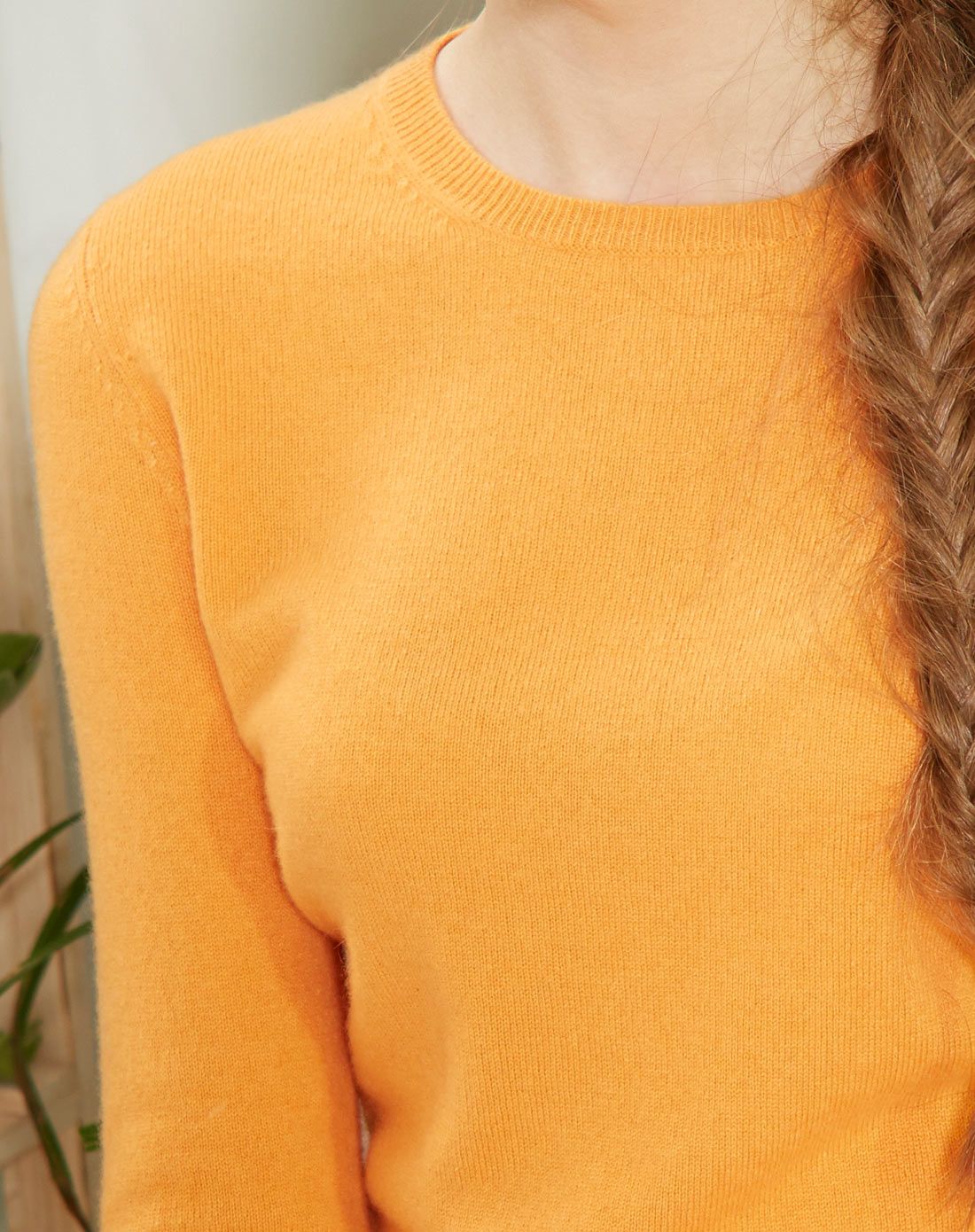 女蜜橙色山羊绒圆领套衫