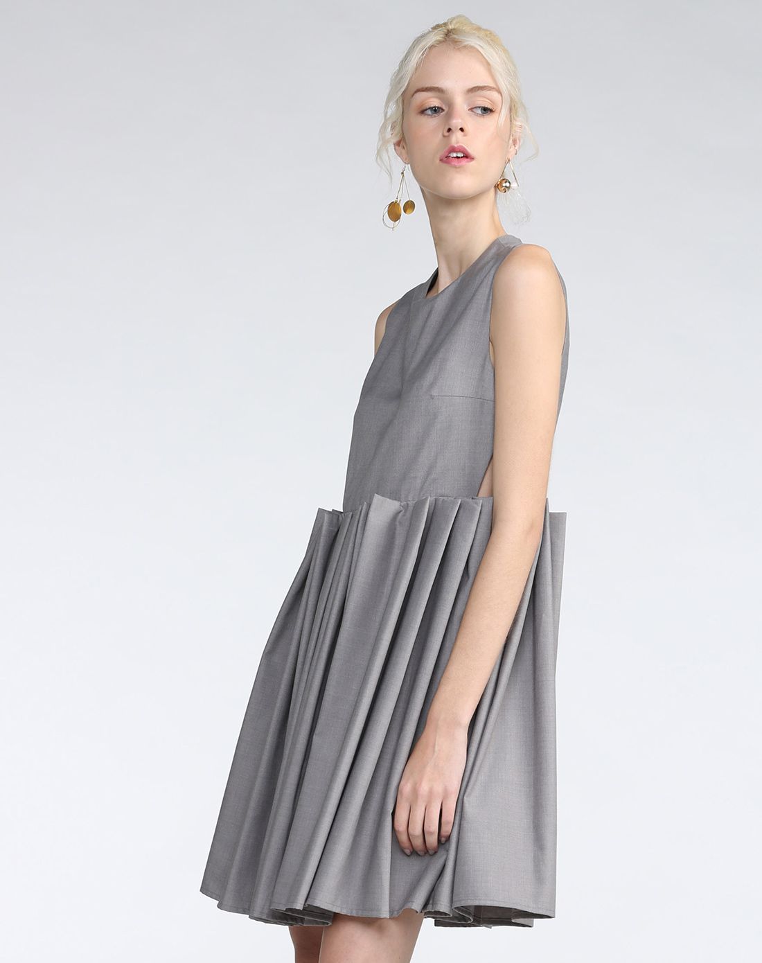 时尚设计立体大褶裥裙摆无袖连衣裙