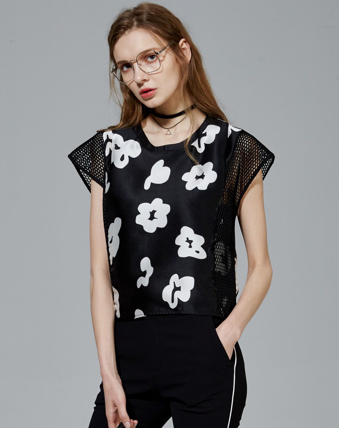 黑白纹样花型上衣