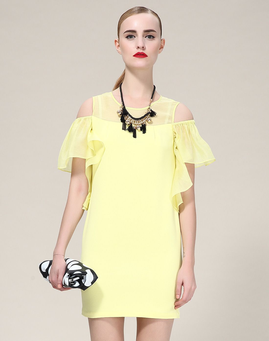 鹅黄露肩荷叶袖泡泡纱拼接连衣裙