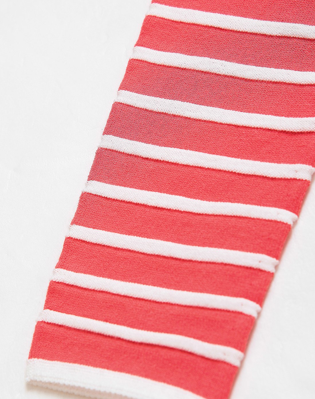 emporio armani女款淡红/白色条纹两翻领混纺针织衫