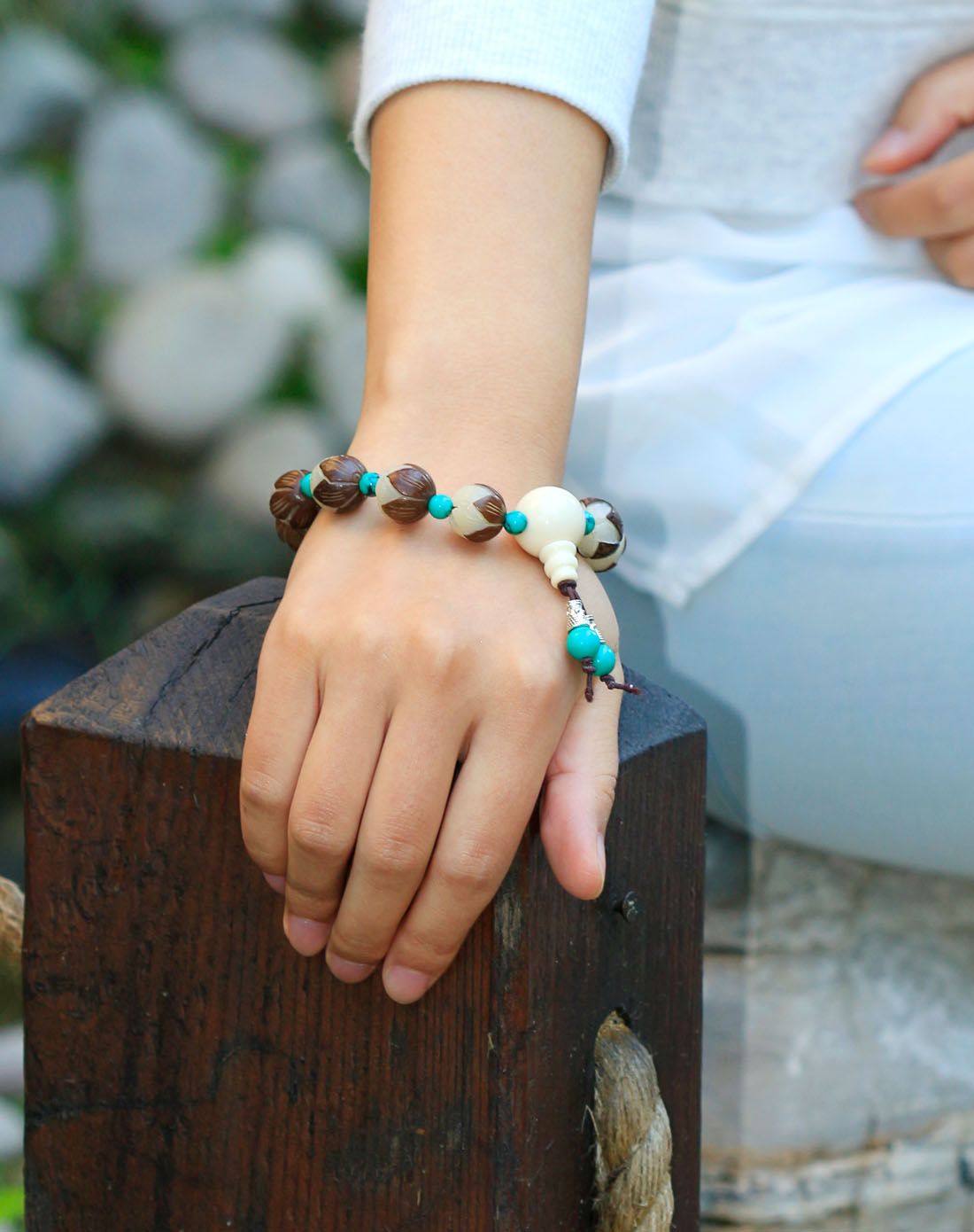 天然带皮菩提根雕莲花手珠