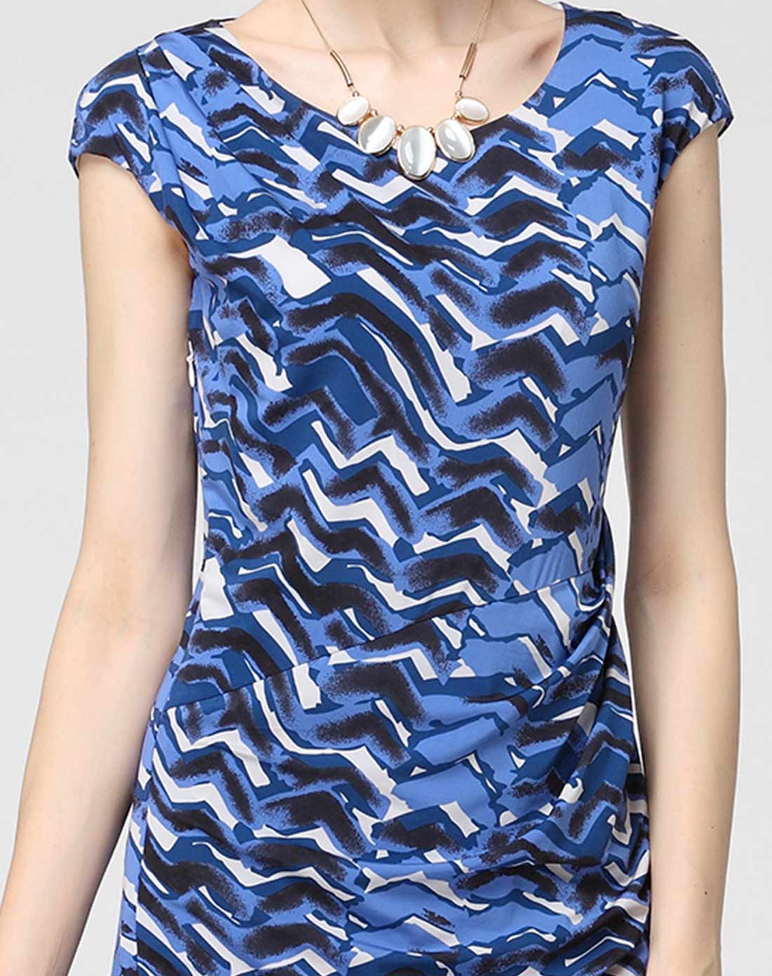 普兰色圆领舒适印图不规则下摆盖肩袖连衣裙