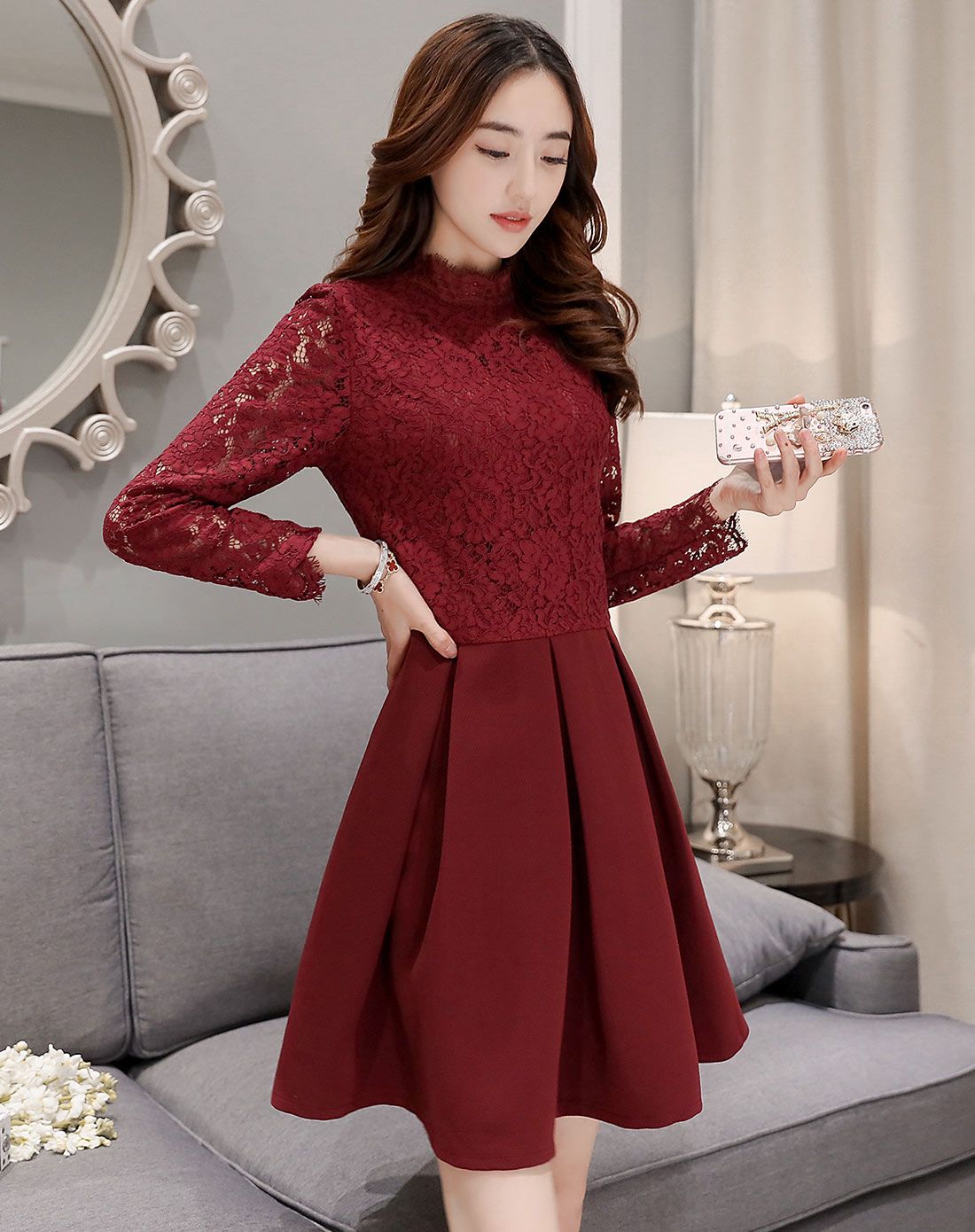 深红色圆领蕾丝拼接气质长袖连衣裙