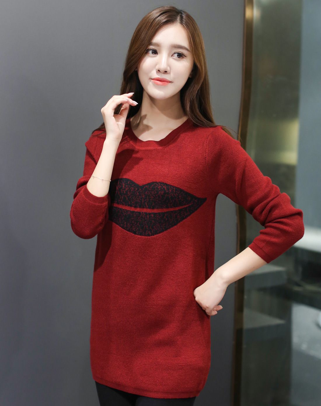 女款红黑色调嘴唇图案毛衣