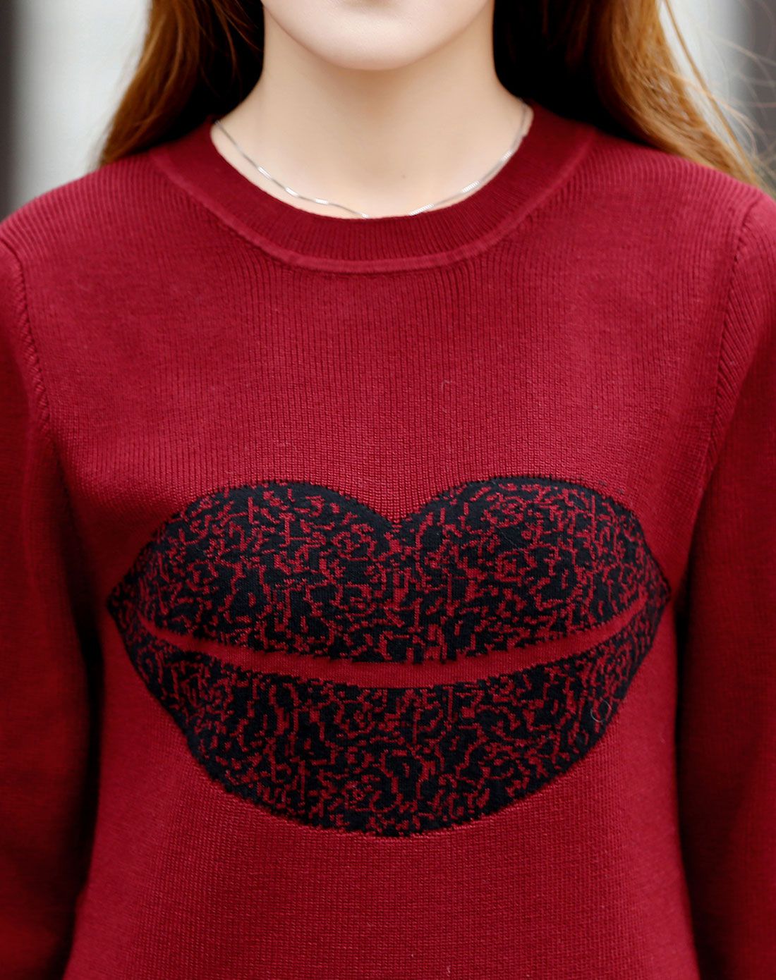 女款红黑色调嘴唇图案毛衣