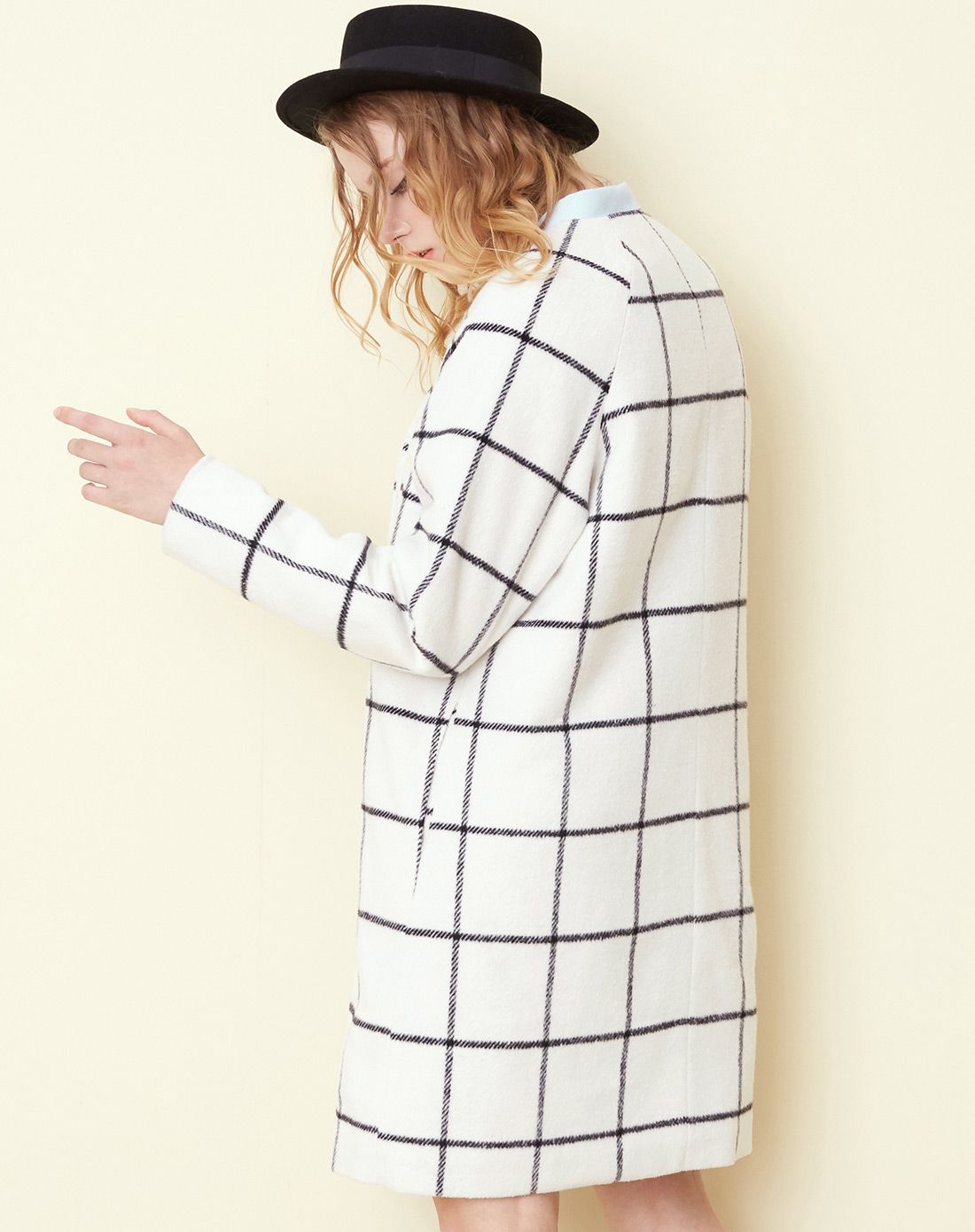 苍白色长款毛呢外套