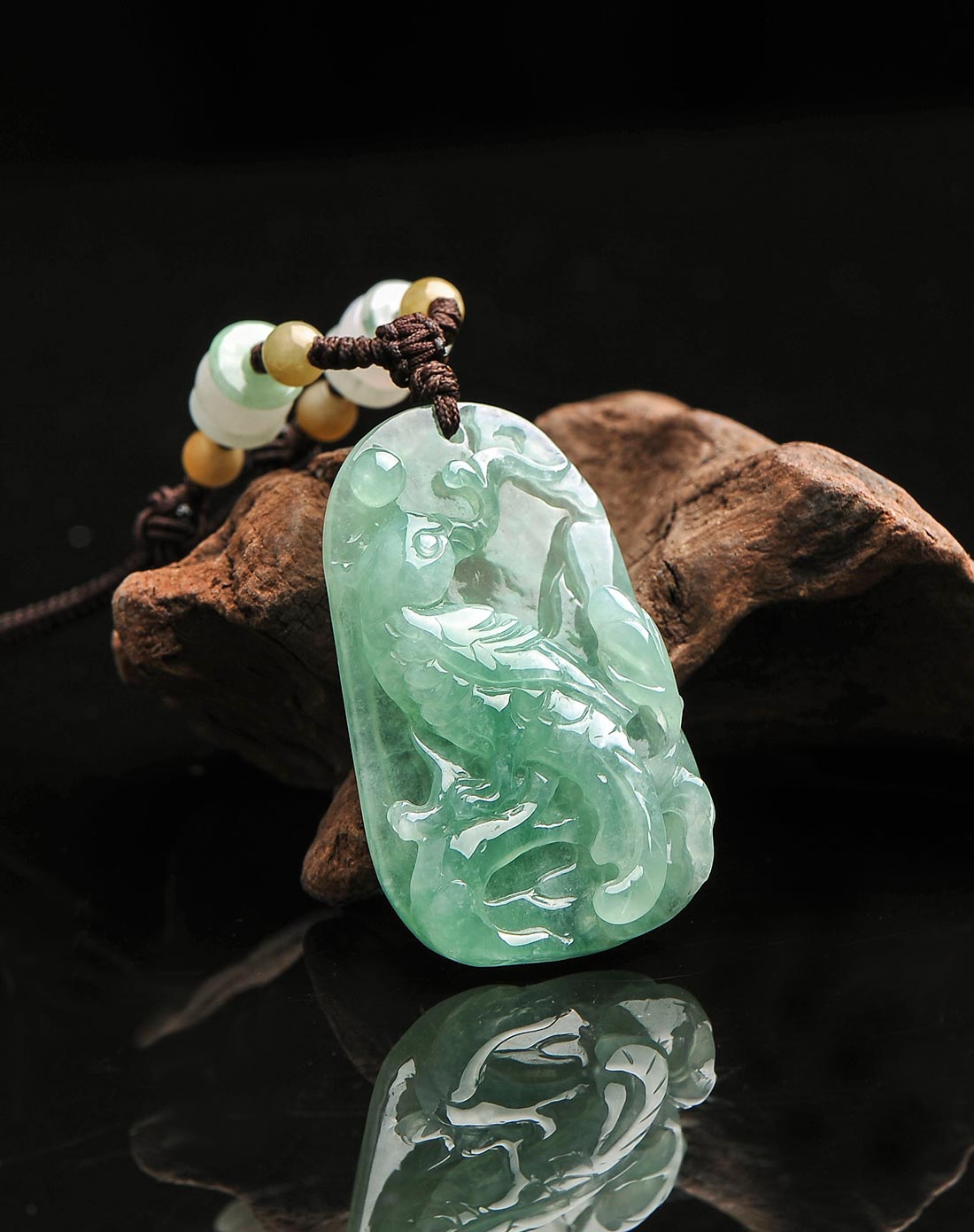 天然翡翠a货冰种阳底浅绿满色喜鹊登枝挂件