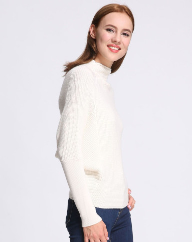 女款雪白色半高领粗针宽松版羊毛女衫