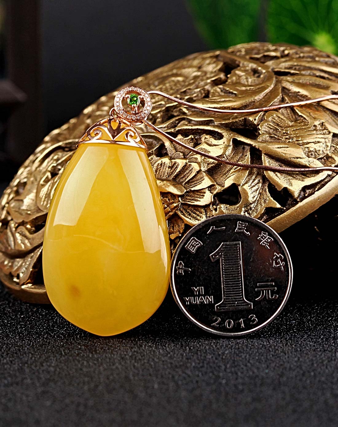 18k金镶嵌天然琥珀蜜蜡水滴形吊坠(含配绳)