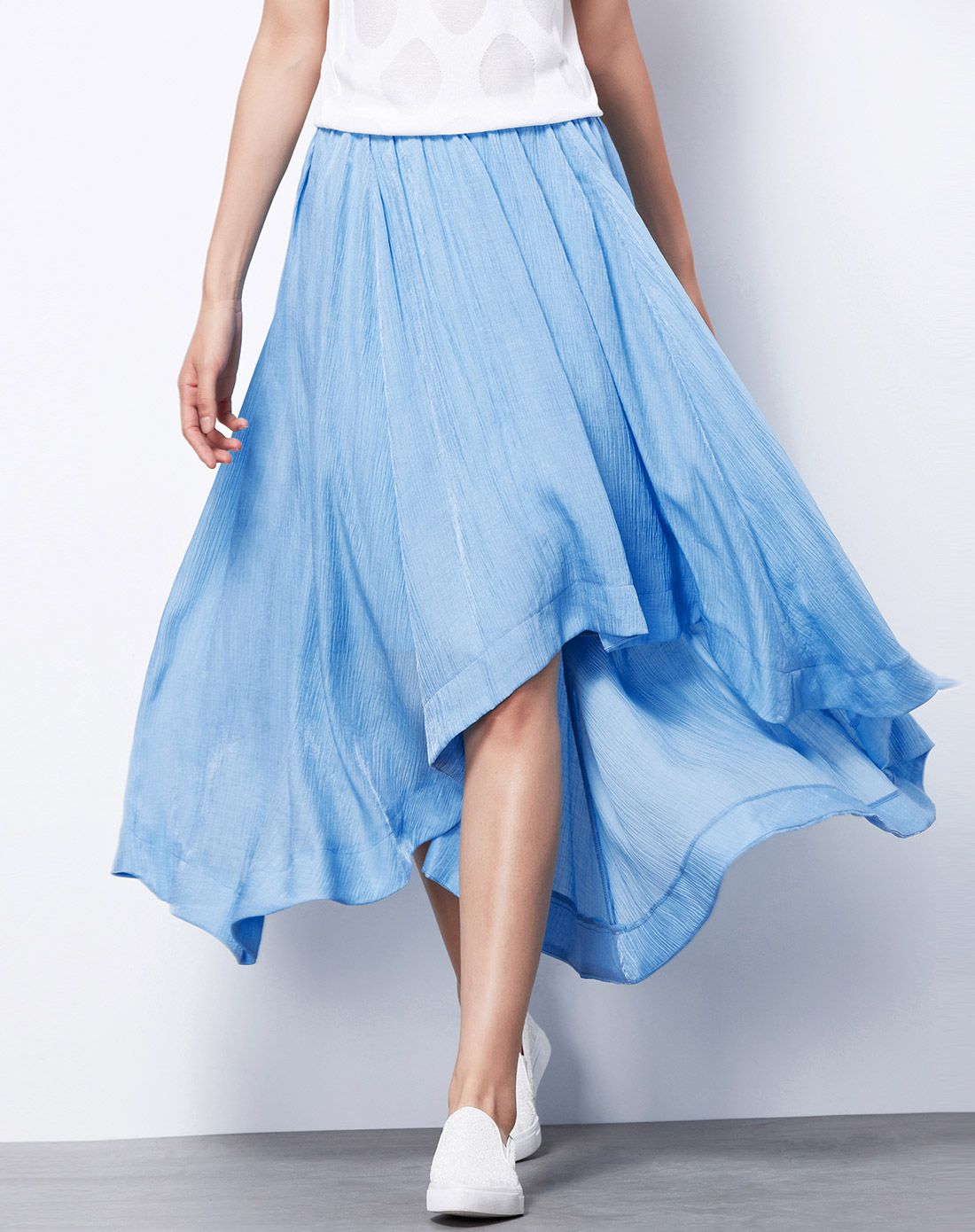 天蓝色不规则褶皱半身裙