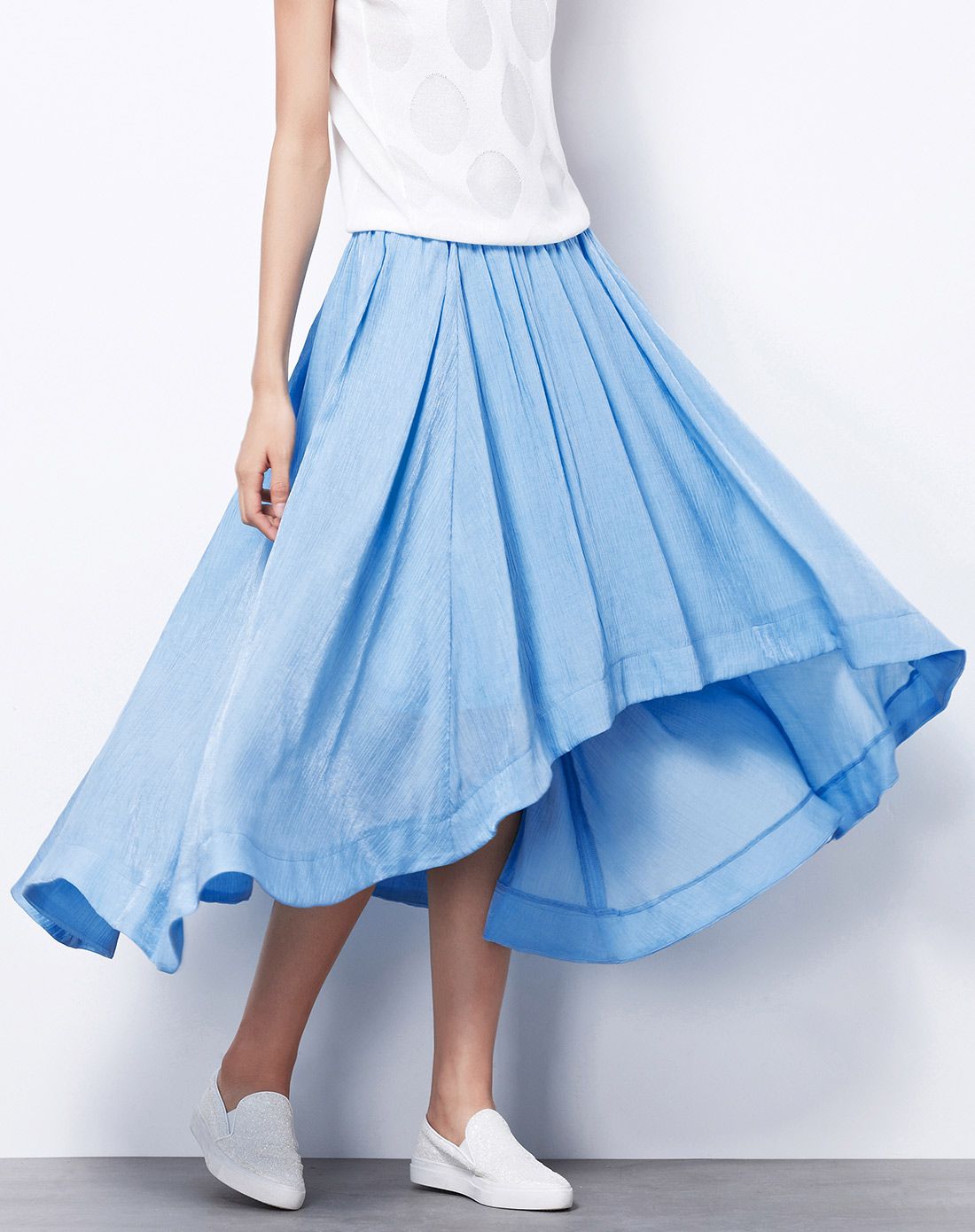天蓝色不规则褶皱半身裙