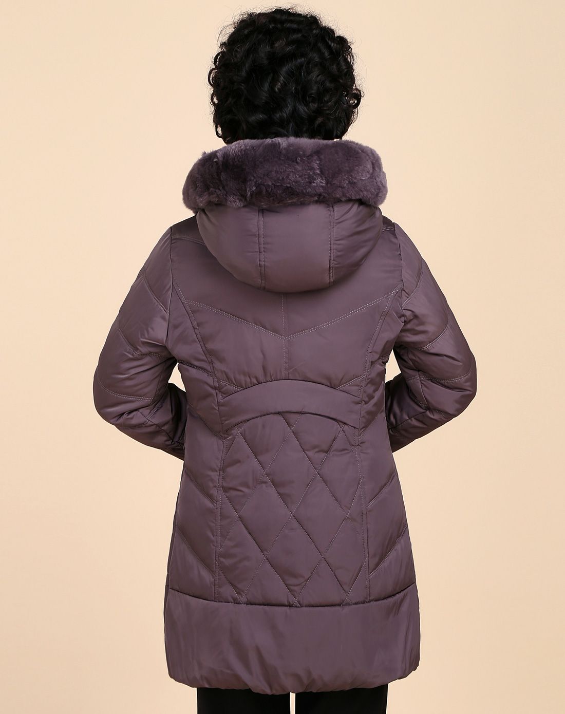 女款豆沙色简约时尚毛领连帽中长款羽绒服