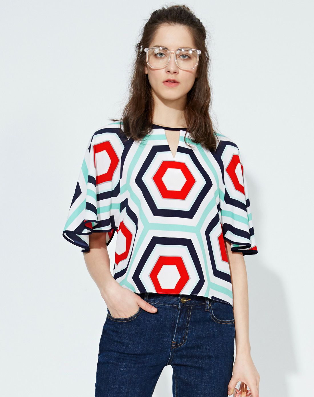 彩色纹样喇叭袖上衣