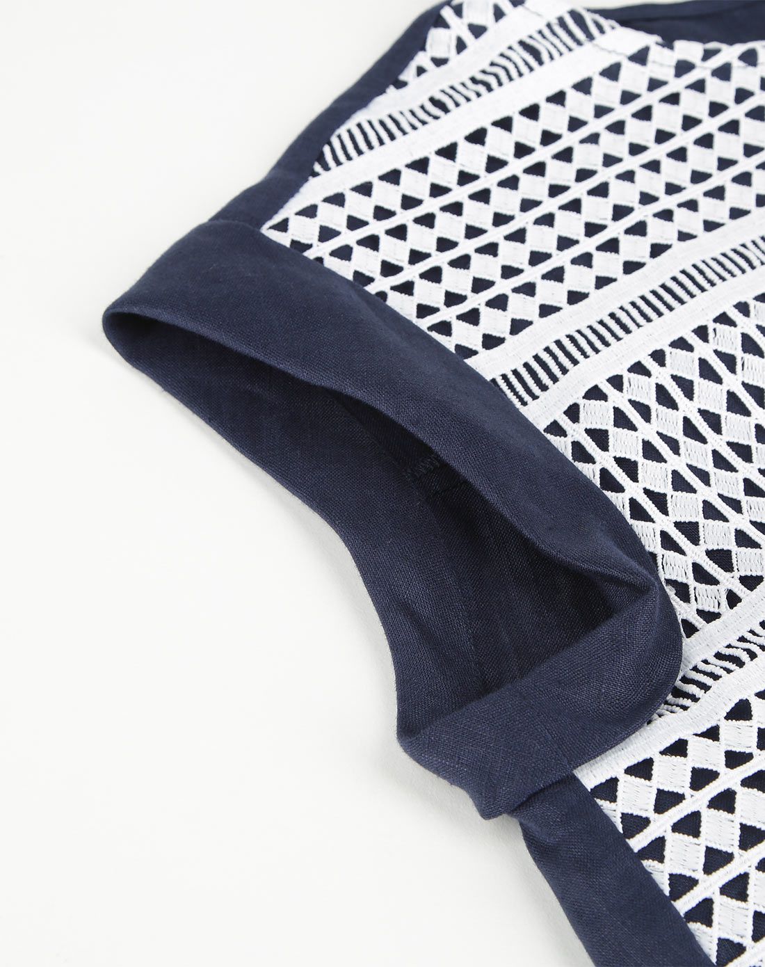 tokyo style 藏青色/白色几何图形印花镂空上衣