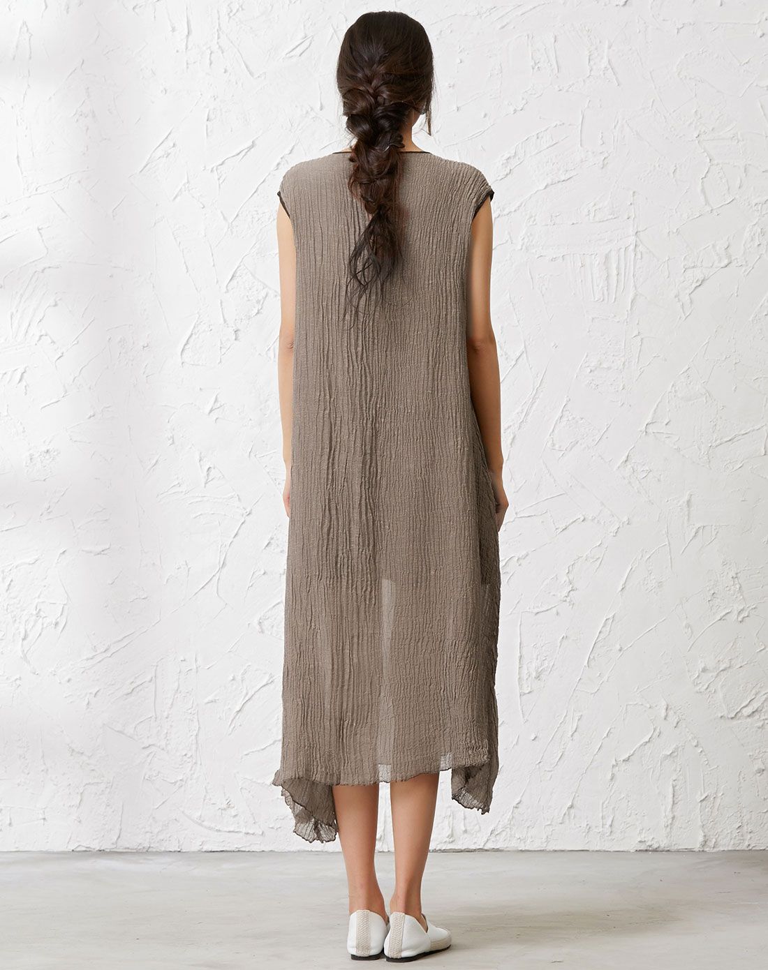 女装浅咖色夏季极简皱感连衣裙