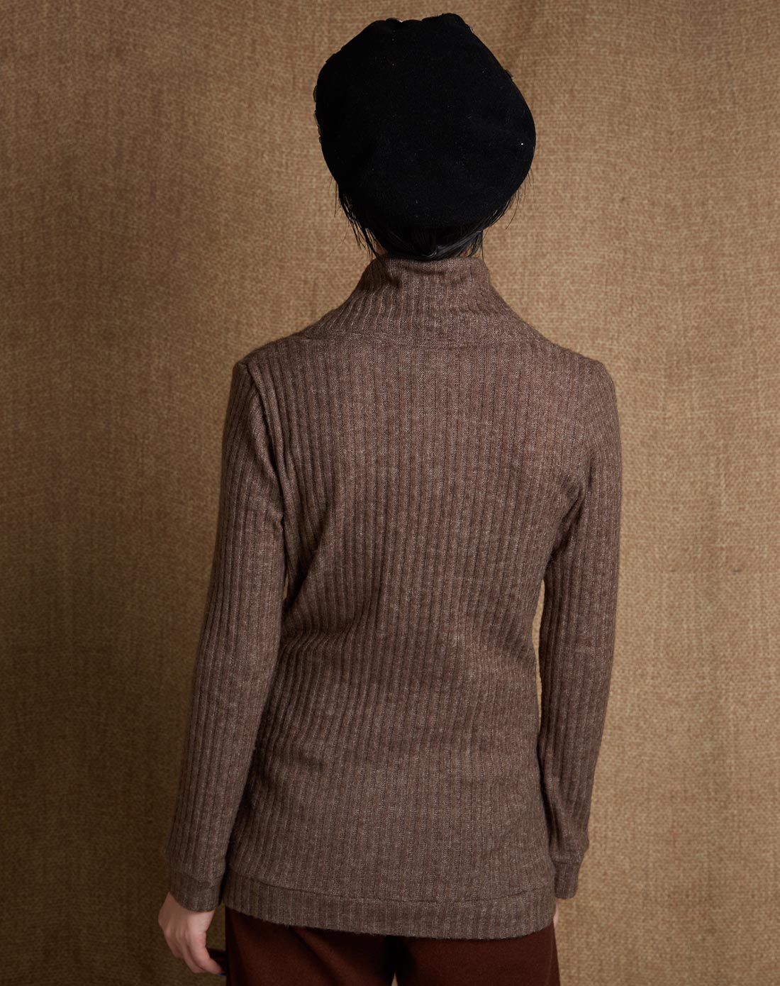 棕色和尚领有袋长袖毛衣