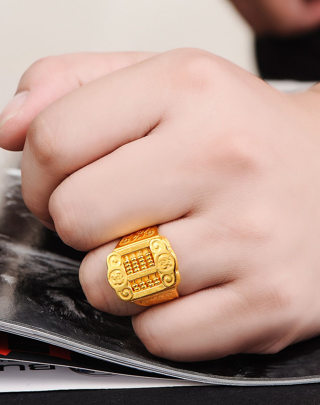 谢瑞麟 足金复古如意算盘男士时尚戒指(计价)