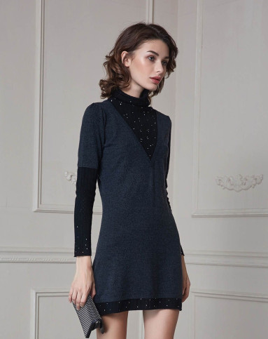 女灰色高领修身羊绒连衣裙