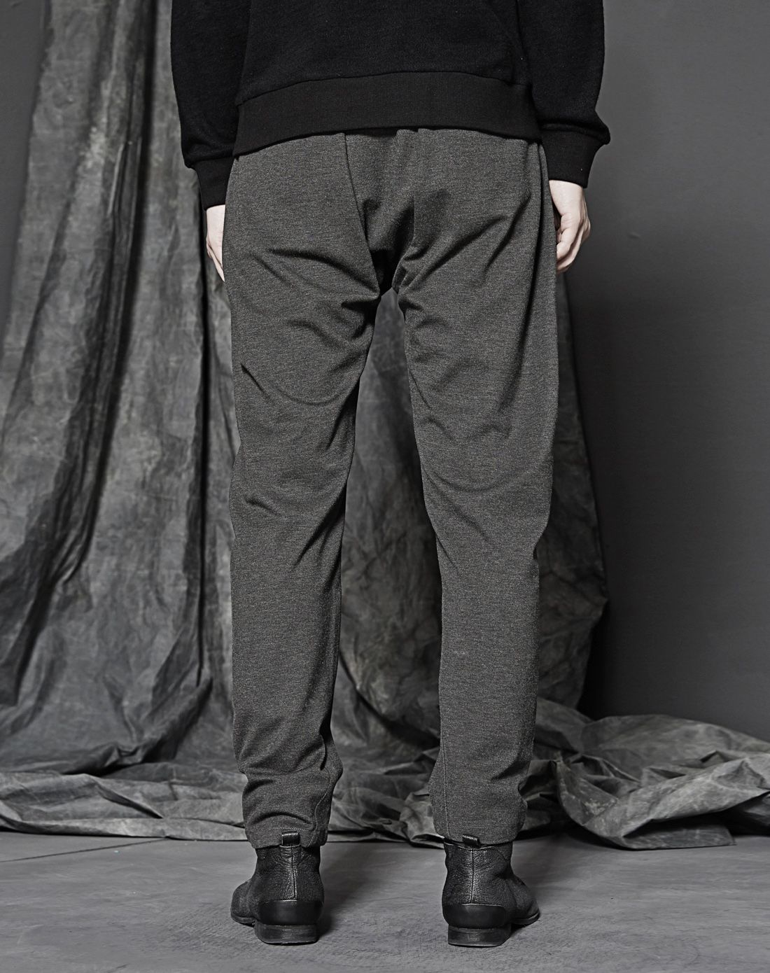 男性灰色针织裤