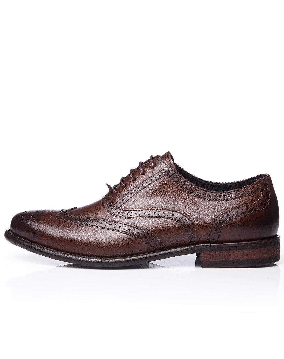 咖啡色英伦雕花复古尊贵时尚皮鞋