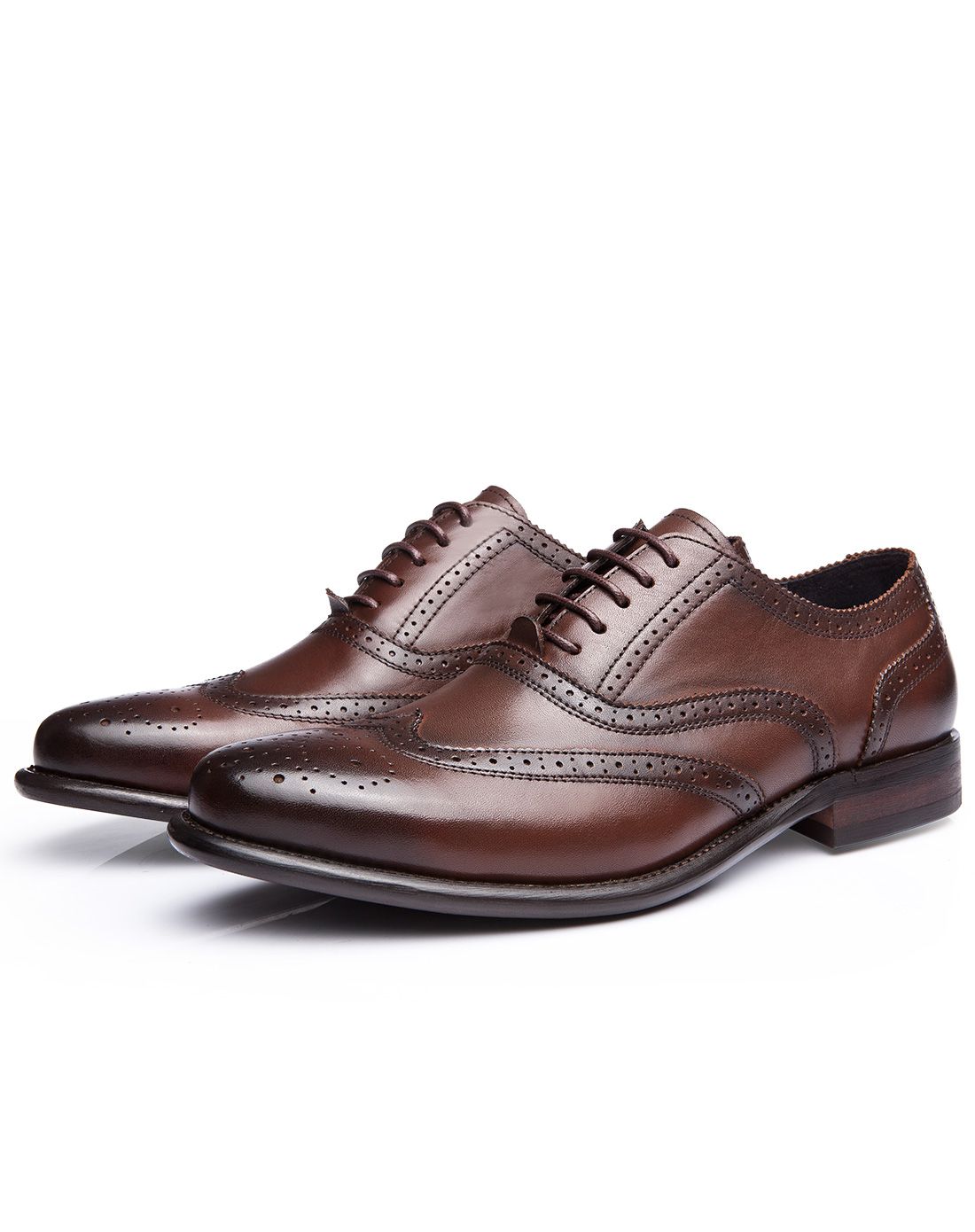咖啡色英伦雕花复古尊贵时尚皮鞋