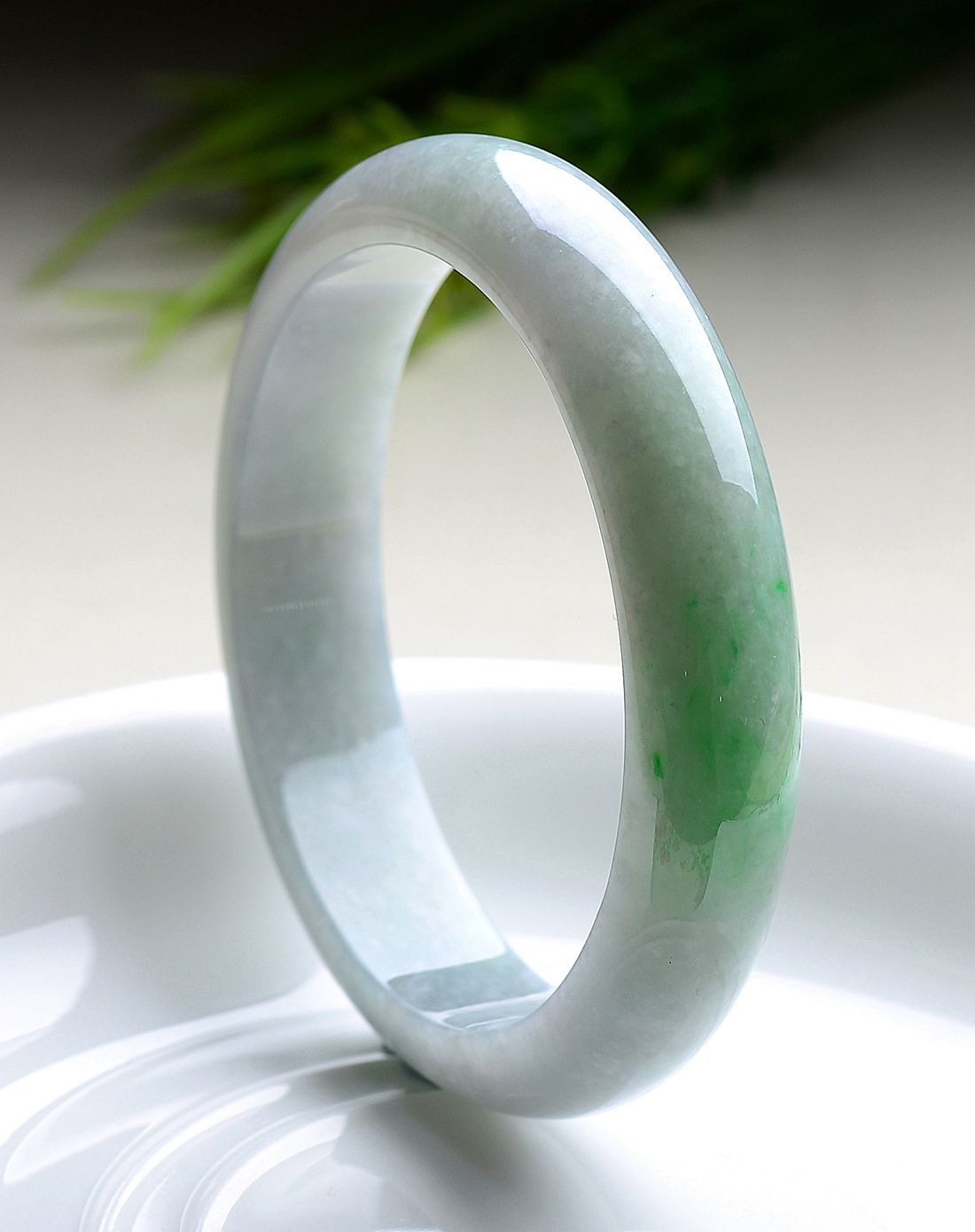 56mm天然a货糯种豆青飘绿典雅翡翠手镯