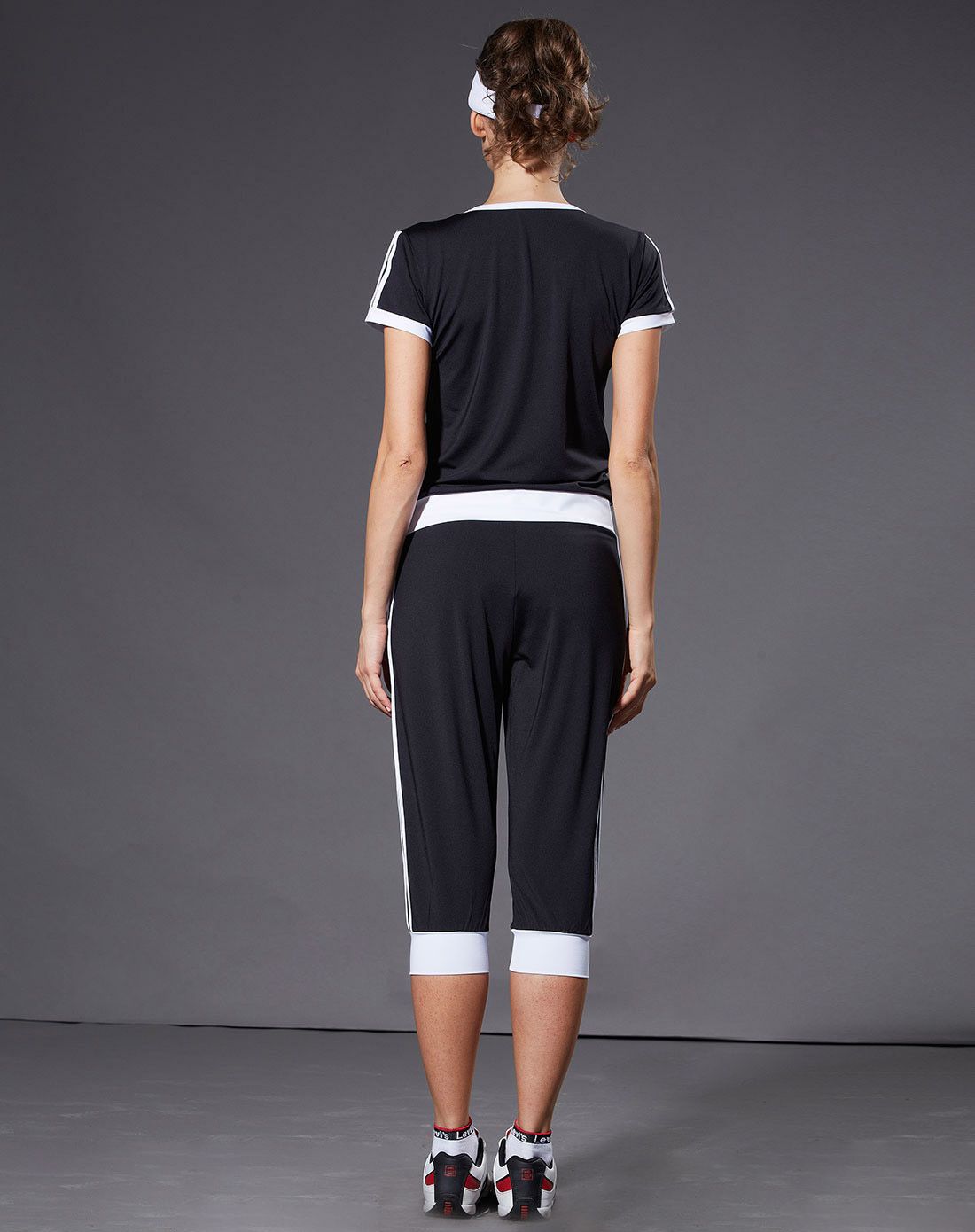 服饰专场时尚休闲 女款黑白配短袖五分裤两件套健身服530111_唯品会