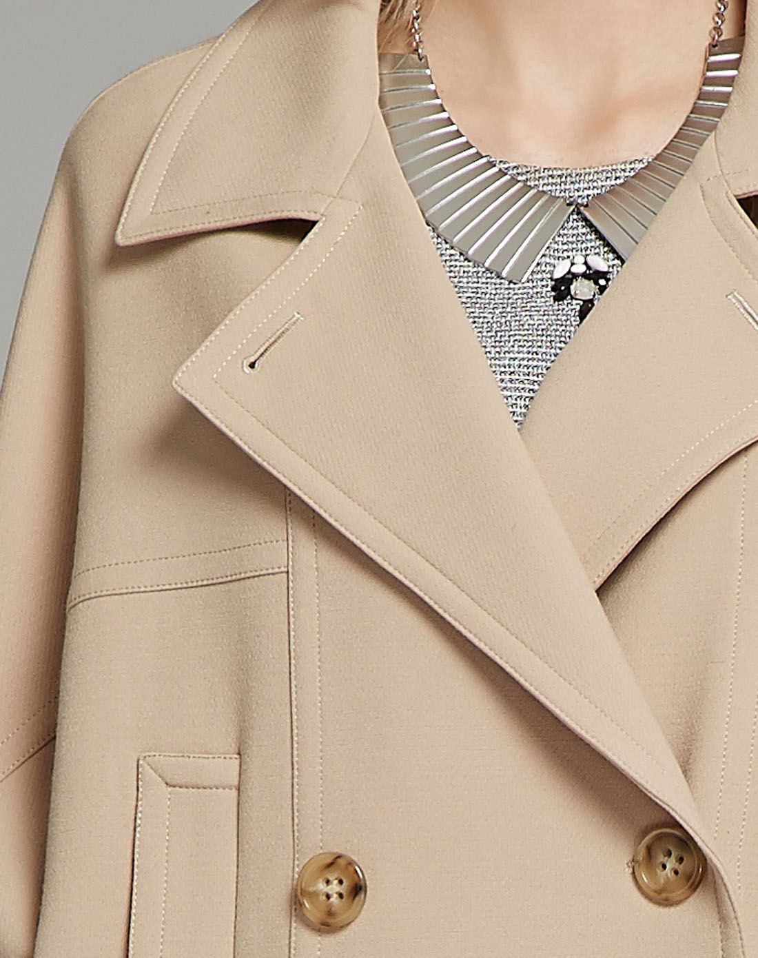 米驼色宽松双排扣八分袖风衣