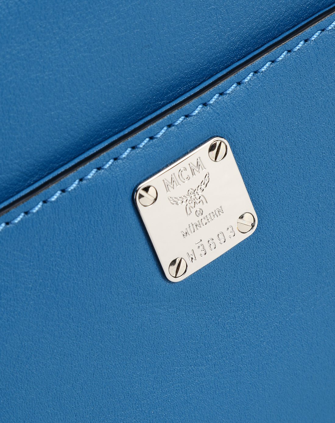 mcm女款兔子毛球装饰圆形斜挎包湖蓝色