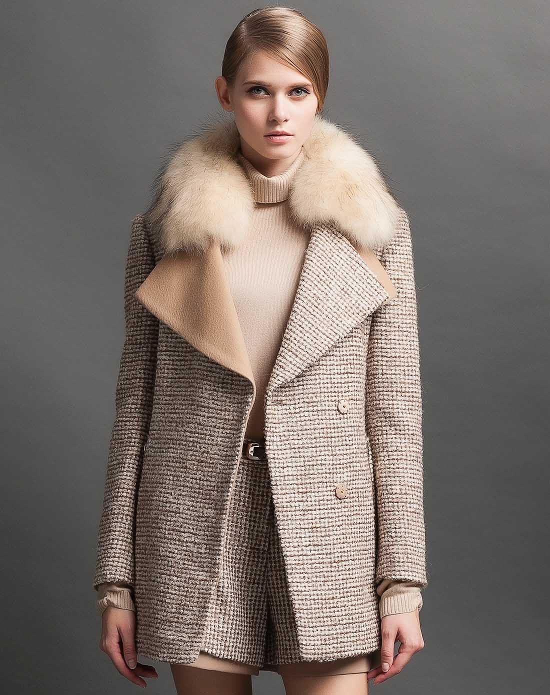 驼色粗花呢毛领大衣