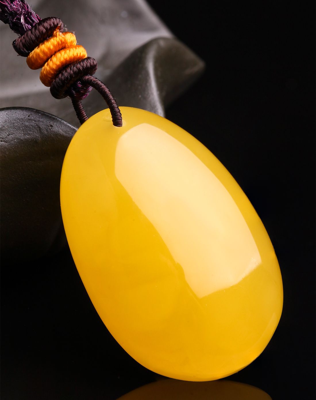 玛丽.温莎 鸡油黄满蜜随形蛋面琥珀蜜蜡吊坠附证书