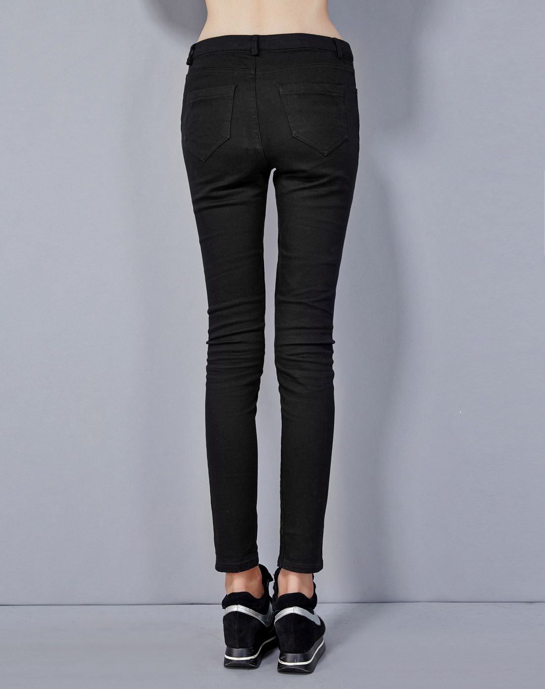 黑色修身小脚牛仔裤