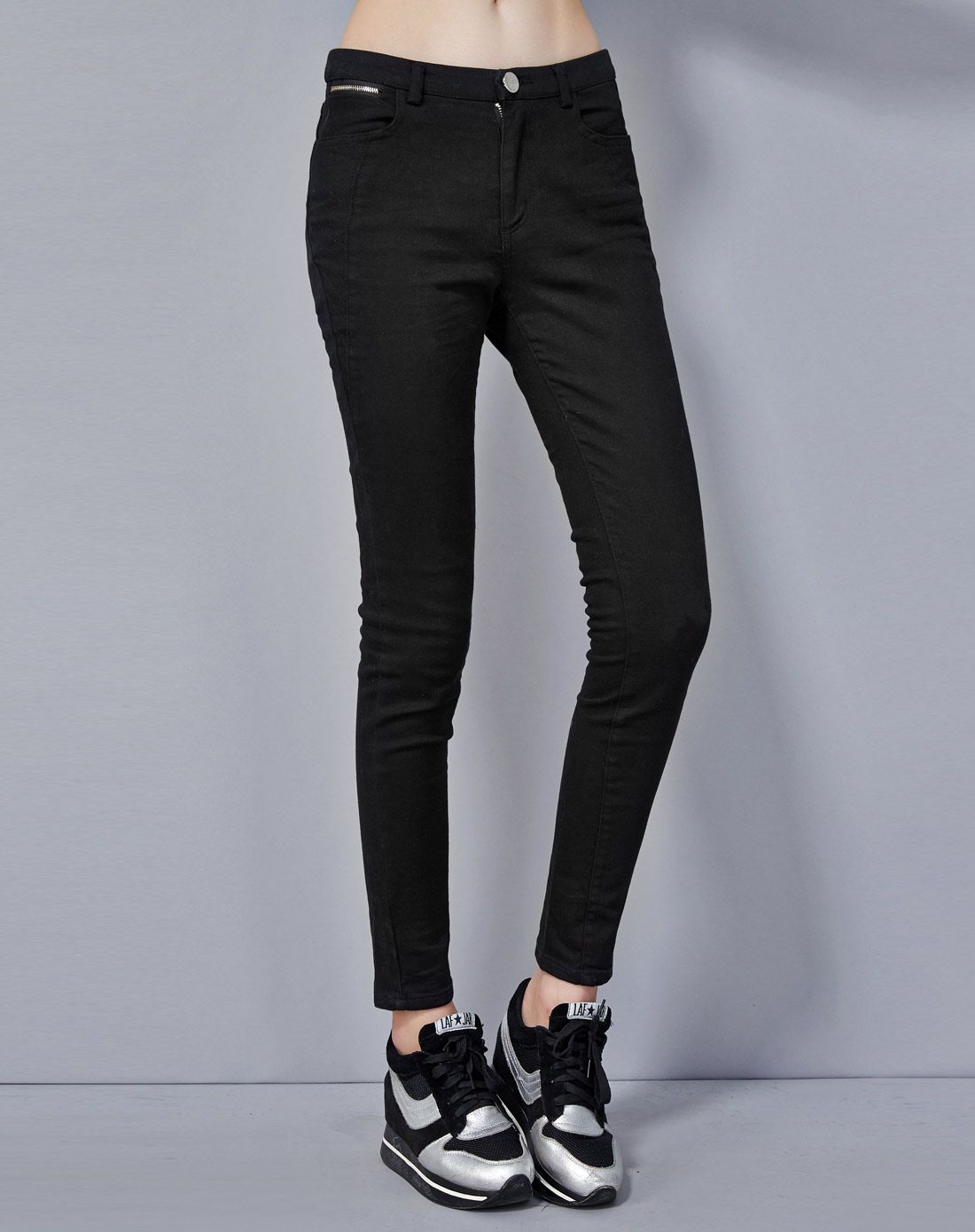 黑色修身小脚牛仔裤
