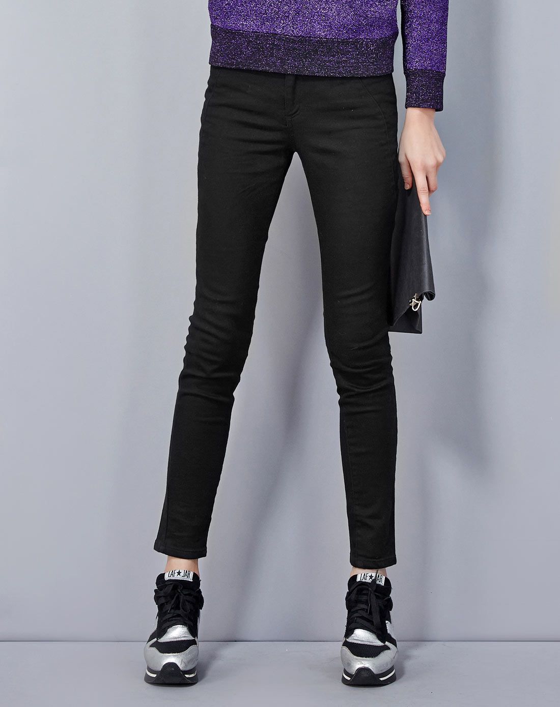 黑色修身小脚牛仔裤