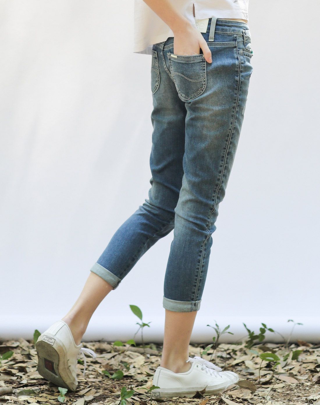 [精玉透凉]女款蓝色修身经典中腰牛仔八分裤