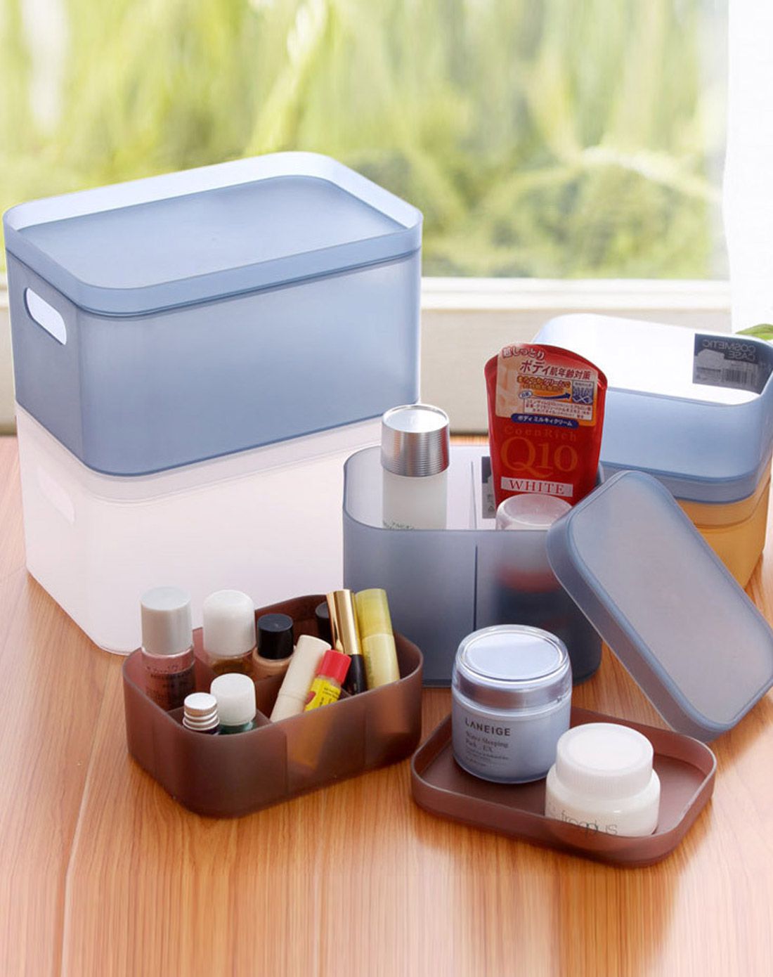 一套4个装磨砂彩色化妆品整理盒